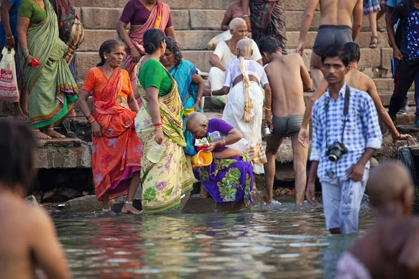 印度北方邦瓦拉纳西 2018年7月7日 清晨朝圣者沐浴和表演仪式在水神圣的恒河畔 — 图库照片