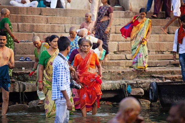 Varanasi Uttar Pradesh Índia Julho 2018 Peregrinos Que Tomam Banho — Fotografia de Stock