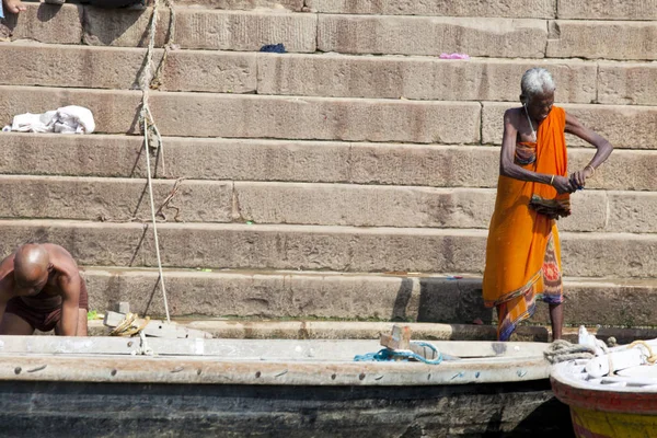 Varanasi Uttar Pradesh Indie Července 2018 Poutníci Koupání Provádění Rituálu — Stock fotografie