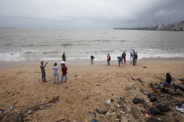 Mumbai, Hindistan - 2 Temmuz 2018: Mumbai kirli plaj. Muson yağmurları sırasında su kir bir sürü atar..