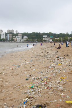 Mumbai, Hindistan - 2 Temmuz 2018: Mumbai kirli plaj. Muson yağmurları sırasında su kir bir sürü atar..