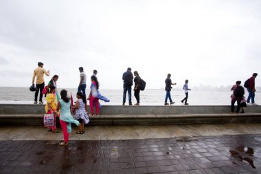 Mumbai, Hindistan - 2 Temmuz 2018: Kimliği belirsiz kişi Güney Mumbai sahil ziyaret. Gezinti nerede insanlar arkadaşlar ve sadece zaman harcamak açık bir alandır.
