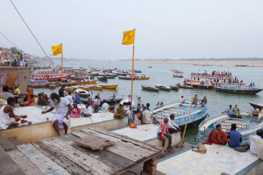Varanasi, Uttar Pradesh, Hindistan - 6 Temmuz 2018: Dasashvamedh Ghat törenlerinde gelen hacılar tekneler.