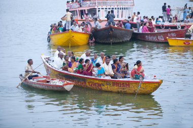 Varanasi, Uttar Pradesh, Hindistan - 6 Temmuz 2018: Dasashvamedh Ghat törenlerinde gelen hacılar tekneler.