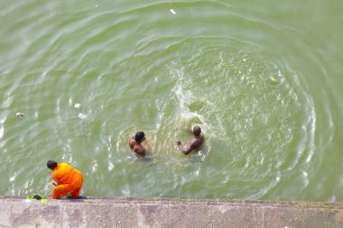 Varanasi, Uttar Pradesh, Hindistan - 7 Temmuz 2018: ritüel banyo nehre Ganga sabahın erken saatlerinde kimliği belirsiz hacılar.