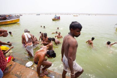 Varanasi, Uttar Pradesh, Hindistan - 7 Temmuz 2018: ritüel banyo nehre Ganga sabahın erken saatlerinde kimliği belirsiz hacılar.