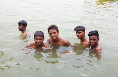 Varanasi, Uttar Pradesh, Hindistan - 7 Temmuz 2018: ritüel banyo nehre Ganga sabahın erken saatlerinde kimliği belirsiz hacılar.