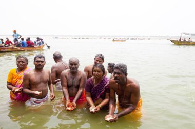 Varanasi, Uttar Pradesh, Hindistan - 7 Temmuz 2018: ritüel banyo nehre Ganga sabahın erken saatlerinde kimliği belirsiz hacılar.