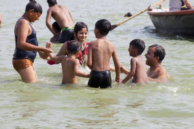 Varanasi, Uttar Pradesh, Hindistan - 7 Temmuz 2018: ritüel banyo nehre Ganga sabahın erken saatlerinde kimliği belirsiz hacılar.