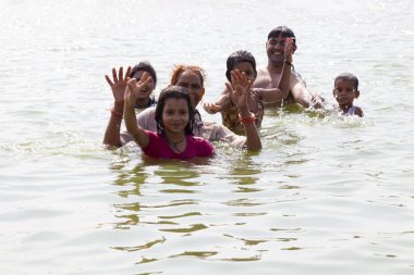 Varanasi, Uttar Pradesh, Hindistan - 7 Temmuz 2018: ritüel banyo nehre Ganga sabahın erken saatlerinde kimliği belirsiz hacılar.