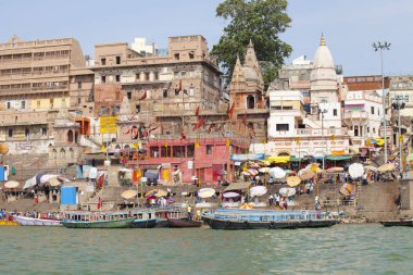 Varanasi, Uttar Pradesh, Hindistan - 7 Temmuz 2018: ritüel banyo nehre Ganga sabahın erken saatlerinde kimliği belirsiz hacılar.