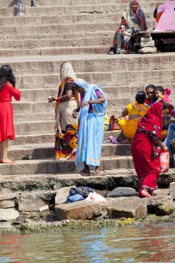 Varanasi, Uttar Pradesh, Hindistan - 7 Temmuz 2018: ritüel banyo nehre Ganga sabahın erken saatlerinde kimliği belirsiz hacılar.
