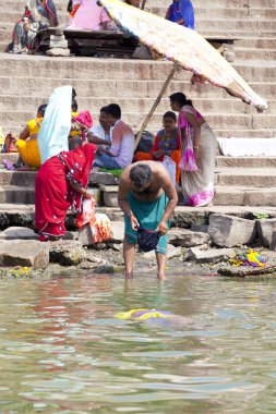 Varanasi, Uttar Pradesh, Hindistan - 7 Temmuz 2018: ritüel banyo nehre Ganga sabahın erken saatlerinde kimliği belirsiz hacılar.