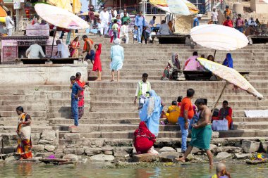 Varanasi, Uttar Pradesh, Hindistan - 7 Temmuz 2018: ritüel banyo nehre Ganga sabahın erken saatlerinde kimliği belirsiz hacılar.