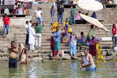 Varanasi, Uttar Pradesh, Hindistan - 7 Temmuz 2018: ritüel banyo nehre Ganga sabahın erken saatlerinde kimliği belirsiz hacılar.
