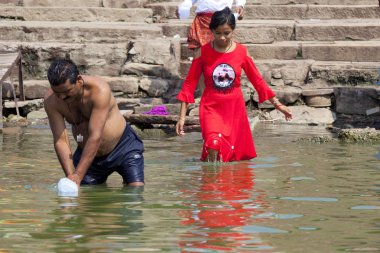 Varanasi, Uttar Pradesh, Hindistan - 7 Temmuz 2018: ritüel banyo nehre Ganga sabahın erken saatlerinde kimliği belirsiz hacılar.