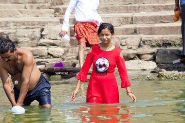 Varanasi, Uttar Pradesh, Hindistan - 7 Temmuz 2018: ritüel banyo nehre Ganga sabahın erken saatlerinde kimliği belirsiz hacılar.