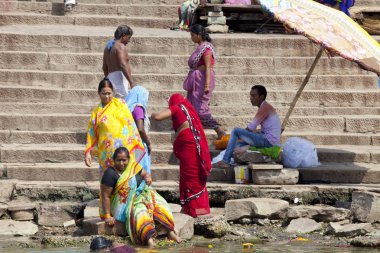 Varanasi, Uttar Pradesh, Hindistan - 7 Temmuz 2018: ritüel banyo nehre Ganga sabahın erken saatlerinde kimliği belirsiz hacılar.
