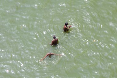 Varanasi, Uttar Pradesh, Hindistan - 7 Temmuz 2018: ritüel banyo nehre Ganga sabahın erken saatlerinde kimliği belirsiz hacılar.