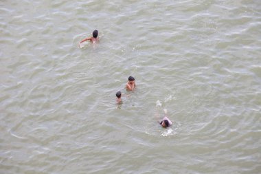 Varanasi, Uttar Pradesh, Hindistan - 7 Temmuz 2018: ritüel banyo nehre Ganga sabahın erken saatlerinde kimliği belirsiz hacılar.