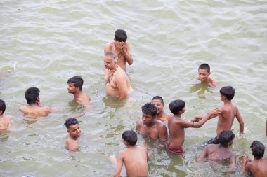 Varanasi, Uttar Pradesh, Hindistan - 7 Temmuz 2018: ritüel banyo nehre Ganga sabahın erken saatlerinde kimliği belirsiz hacılar.