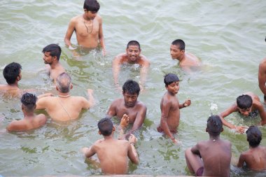 Varanasi, Uttar Pradesh, Hindistan - 7 Temmuz 2018: ritüel banyo nehre Ganga sabahın erken saatlerinde kimliği belirsiz hacılar.