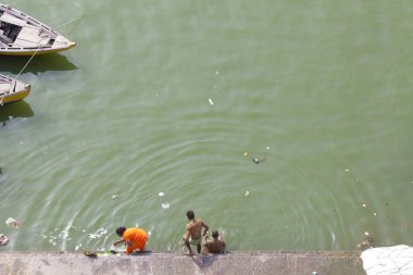 Varanasi, Uttar Pradesh, Hindistan - 7 Temmuz 2018: ritüel banyo nehre Ganga sabahın erken saatlerinde kimliği belirsiz hacılar.