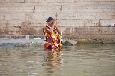 Varanasi, Uttar Pradesh, Hindistan - 7 Temmuz 2018: ritüel banyo nehre Ganga sabahın erken saatlerinde kimliği belirsiz hacılar.
