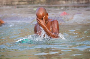 Varanasi, Uttar Pradesh, Hindistan - 7 Temmuz 2018: ritüel banyo nehre Ganga sabahın erken saatlerinde kimliği belirsiz hacılar.