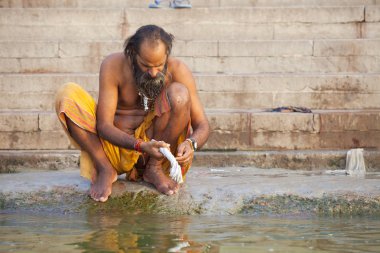 Varanasi, Uttar Pradesh, Hindistan - 7 Temmuz 2018: ritüel banyo nehre Ganga sabahın erken saatlerinde kimliği belirsiz hacılar.
