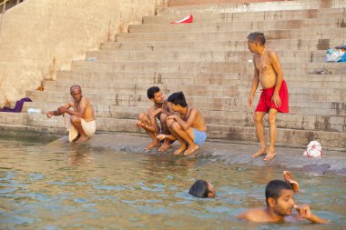 Varanasi, Uttar Pradesh, Hindistan - 7 Temmuz 2018: ritüel banyo nehre Ganga sabahın erken saatlerinde kimliği belirsiz hacılar.