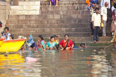 Varanasi, Uttar Pradesh, Hindistan - 7 Temmuz 2018: ritüel banyo nehre Ganga sabahın erken saatlerinde kimliği belirsiz hacılar.