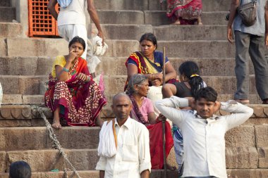 Varanasi, Uttar Pradesh, Hindistan - 7 Temmuz 2018: ritüel banyo nehre Ganga sabahın erken saatlerinde kimliği belirsiz hacılar.