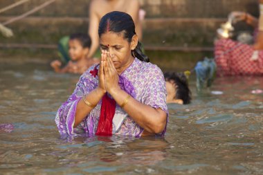 Varanasi, Uttar Pradesh, Hindistan - 7 Temmuz 2018: ritüel banyo nehre Ganga sabahın erken saatlerinde kimliği belirsiz hacılar.