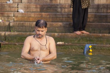 Varanasi, Uttar Pradesh, Hindistan - 7 Temmuz 2018: ritüel banyo nehre Ganga sabahın erken saatlerinde kimliği belirsiz hacılar.