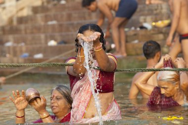 Varanasi, Uttar Pradesh, Hindistan - 7 Temmuz 2018: ritüel banyo nehre Ganga sabahın erken saatlerinde kimliği belirsiz hacılar.