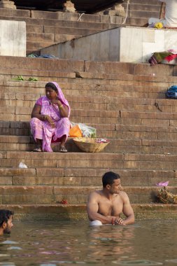 Varanasi, Uttar Pradesh, Hindistan - 7 Temmuz 2018: ritüel banyo nehre Ganga sabahın erken saatlerinde kimliği belirsiz hacılar.
