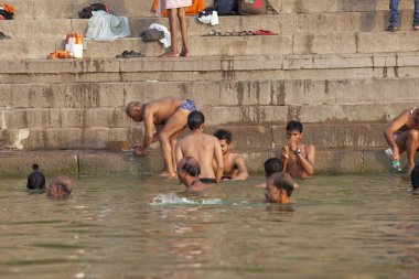 Varanasi, Uttar Pradesh, Hindistan - 7 Temmuz 2018: ritüel banyo nehre Ganga sabahın erken saatlerinde kimliği belirsiz hacılar.