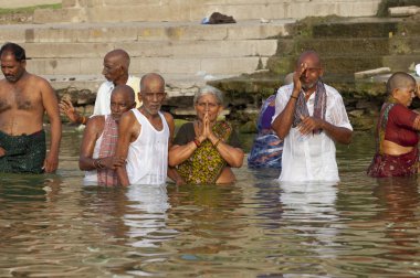 Varanasi, Uttar Pradesh, Hindistan - 7 Temmuz 2018: ritüel banyo nehre Ganga sabahın erken saatlerinde kimliği belirsiz hacılar.
