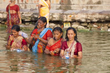 Varanasi, Uttar Pradesh, Hindistan - 7 Temmuz 2018: ritüel banyo nehre Ganga sabahın erken saatlerinde kimliği belirsiz hacılar.
