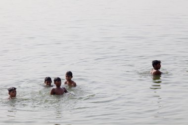 Varanasi, Uttar Pradesh, Hindistan - 7 Temmuz 2018: ritüel banyo nehre Ganga sabahın erken saatlerinde kimliği belirsiz hacılar.