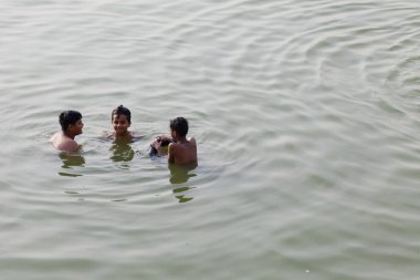 Varanasi, Uttar Pradesh, Hindistan - 7 Temmuz 2018: ritüel banyo nehre Ganga sabahın erken saatlerinde kimliği belirsiz hacılar.