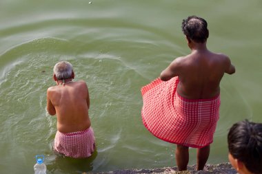 Varanasi, Uttar Pradesh, Hindistan - 7 Temmuz 2018: ritüel banyo nehre Ganga sabahın erken saatlerinde kimliği belirsiz hacılar. 