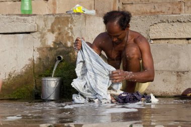 Varanasi, Uttar Pradesh, Hindistan - 7 Temmuz 2018: ritüel banyo nehre Ganga sabahın erken saatlerinde kimliği belirsiz hacılar.