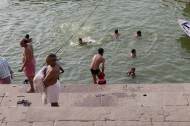 Varanasi, Uttar Pradesh, Hindistan - 7 Temmuz 2018: ritüel banyo nehre Ganga sabahın erken saatlerinde kimliği belirsiz hacılar. 