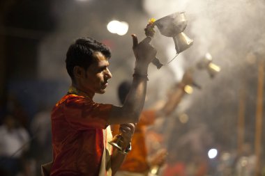 Varanasi, Uttar Pradesh, Hindistan - 7 Temmuz 2018: Ganga Aarti töreninde Dasashvamedh Ghat bin namazı ile her evenning.