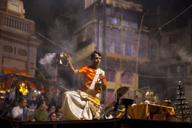 Varanasi, Uttar Pradesh, Hindistan - 7 Temmuz 2018: Ganga Aarti töreninde Dasashvamedh Ghat bin namazı ile her evenning.