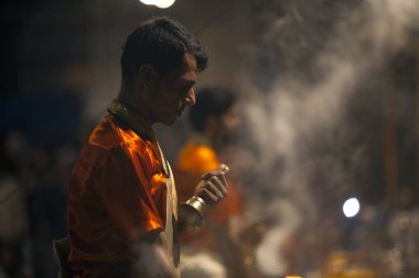 Varanasi, Uttar Pradesh, Hindistan - 7 Temmuz 2018: Ganga Aarti töreninde Dasashvamedh Ghat bin namazı ile her evenning.