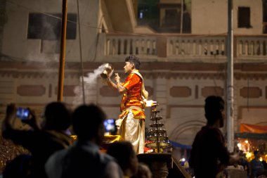 Varanasi, Uttar Pradesh, Hindistan - 7 Temmuz 2018: Ganga Aarti töreninde Dasashvamedh Ghat bin namazı ile her evenning.