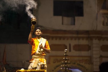 Varanasi, Uttar Pradesh, Hindistan - 7 Temmuz 2018: Ganga Aarti töreninde Dasashvamedh Ghat bin namazı ile her evenning.